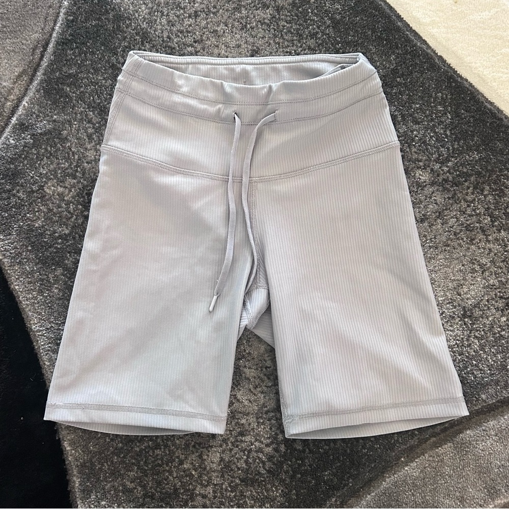 YOGALICIOUS BIKER SHORT IN LIGHT GRAY